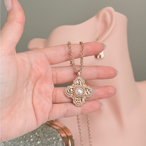 ⚜️ Elegant Gold Pendant Necklace - Picture 3 of 8